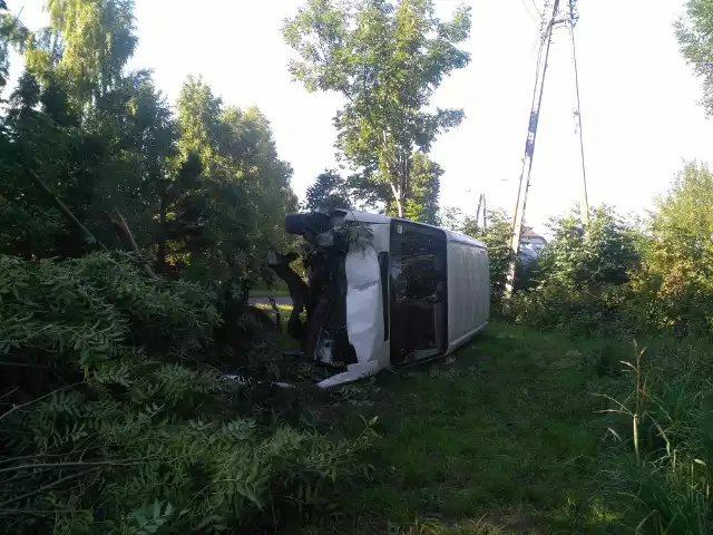 Dziś w godzinach porannych doszło do wypadku busa. Na miejscu policja spotkała dwóch mężczyzn. Obaj byli pod wpływem alkoholu. Żaden z nich nie przyznaje się kto był kierowcą. Sprawę wyjaśnia policja.