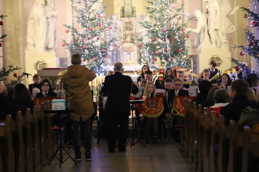 Orkiestra dęta zagrała kolędy w kościele w Łopusznie. Widzowie pod wielkim wrażeniem [ZDJĘCIA]