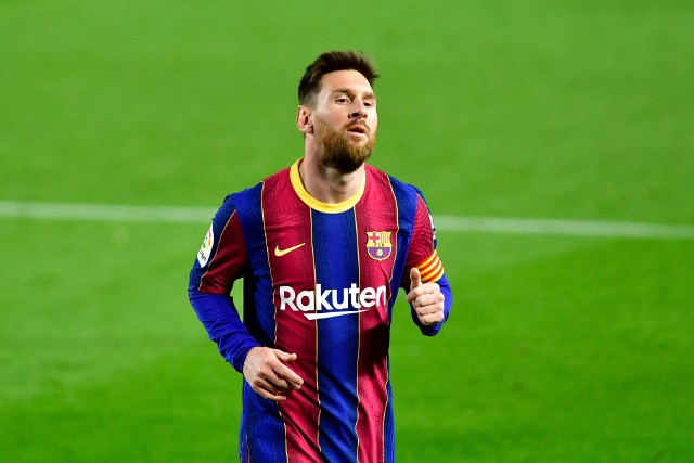 Leo Messi odchodzi z FC Barcelony - ta informacja, która wypłynęła w czwartek z klubu rozpaliła serca i umysły kibiców z całego świata. W ślad za nią poszło pytanie: skoro nie zagra dla "Dumy Katalonii", to gdzie wyląduje? Kogo na niego stać? Z kim chciałby w ogóle współpracować? Argentyńczyk ma 34 lata i bynajmniej nie zapowiedział końca kariery, skoro przed momentem sięgnął po trofeum Copa America. Najbliższe dni rozstrzygną jego przyszłość. Oto potencjalne kierunki, włącznie z tym, który na dzisiaj wydaje się być niemożliwym. 