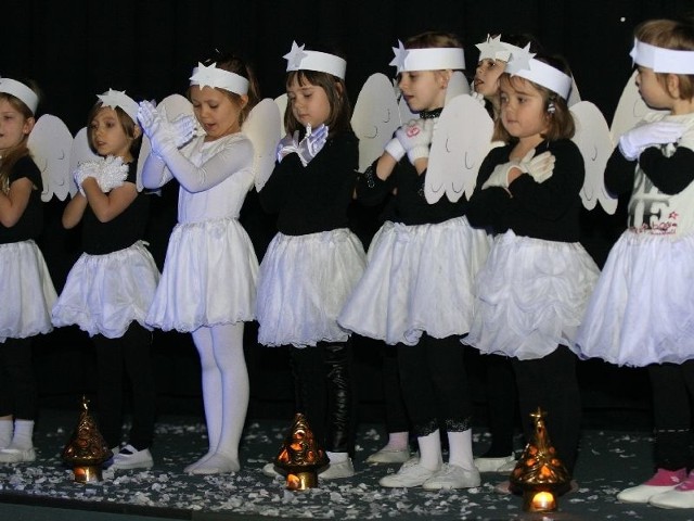 Jasełka  w formie Czarnego Teatru w wykonaniu gospodarzy konkursu: dzieci z Przedszkola Samorządowego numer 3 w Kielcach. 