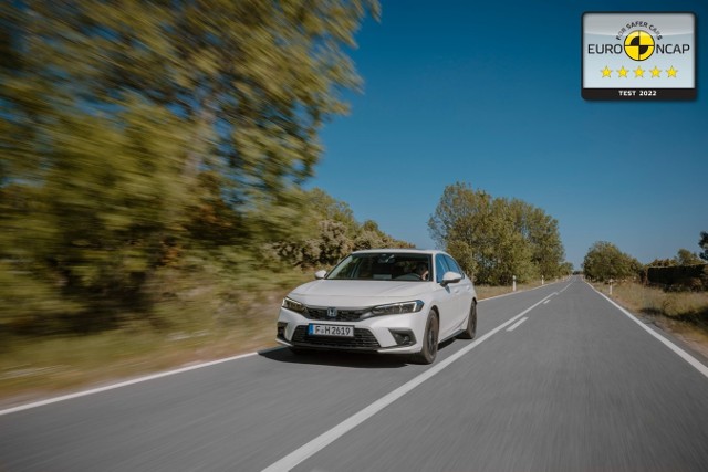 Nowa Honda Civic e:HEV uzyskała maksymalną, pięciogwiazdkową ocenę w najnowszych testach bezpieczeństwa Euro NCAP. Model Civic 11. generacji, wyposażony w najlepsze w tej klasie, udoskonalone systemy, chroniące pasażerów i pieszych, realizuje założenia Hondy, która zobowiązała się zredukować do zera liczbę ofiar śmiertelnych kolizji z udziałem jej samochodów i motocykli do roku 2050.