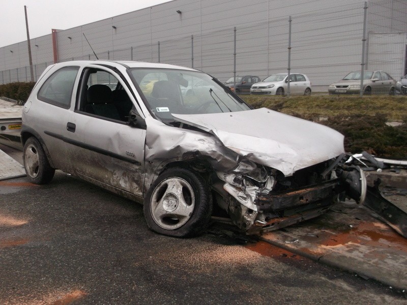 Wypadek na Oporowie. Jedna osoba ranna, opel przewrócił się na bok (ZDJĘCIA)