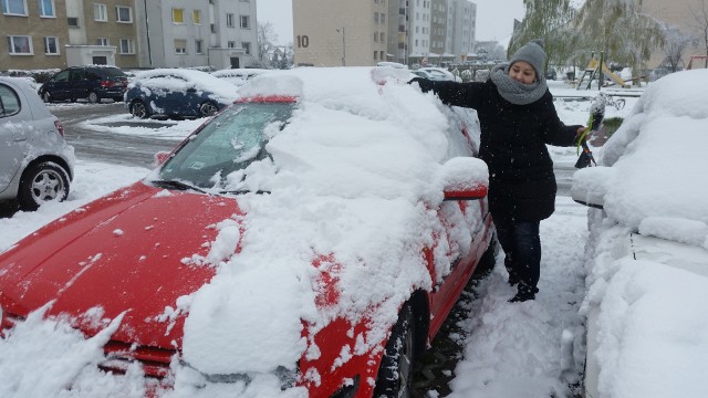 Pani Karolina ze Strzelec Opolskich, tak jak wielu Opolan,środowy poranek rozpoczęła od odśnieżania.