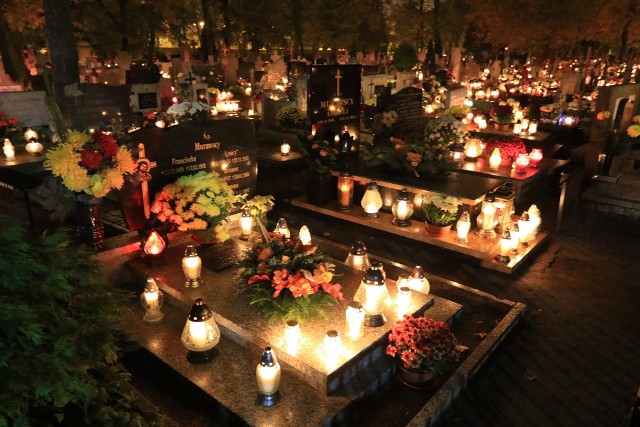 Byliście już na nocnym spacerze na cmentarzu? Dzisiaj toruńskie nekropolie mogą przyciągać więcej osób niż zwykle. I nie ma w tym nic dziwnego. Zobaczcie nasze zdjęcia!Zobacz także: Wszystkich Świętych w Toruniu [ZDJĘCIA] NowosciTorun 