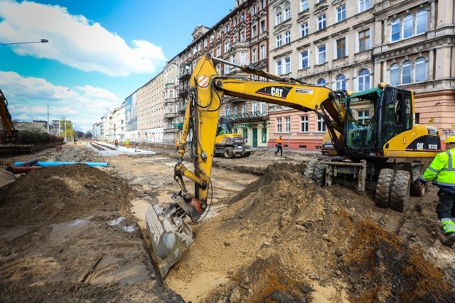 Wielomiesięczne prace przy przebudowie m.in. sieci podziemnych dobiegają końca. Wykonawca rozpoczął na ul. Pomorskiej betonowanie nawierzchni pod torowisko tramwajowe.