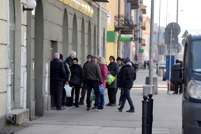 Przed Barem Turystycznym w Kielcach stoi kolejka, ponieważ w środku może przebywać tylko kilka osób. Obiady  wydawane są tylko na wynos podopiecznym opieki społecznej.