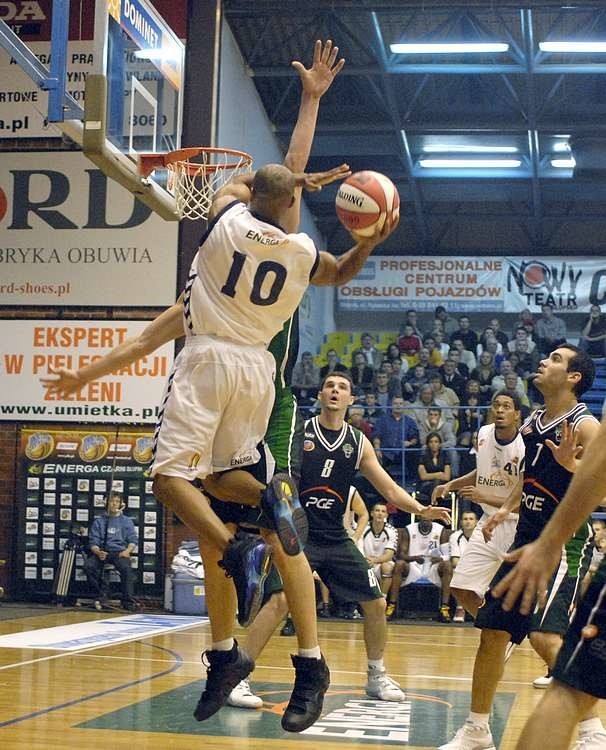 Czarni Slupsk przegrali z Turowem Zgorzelec 64: 68.