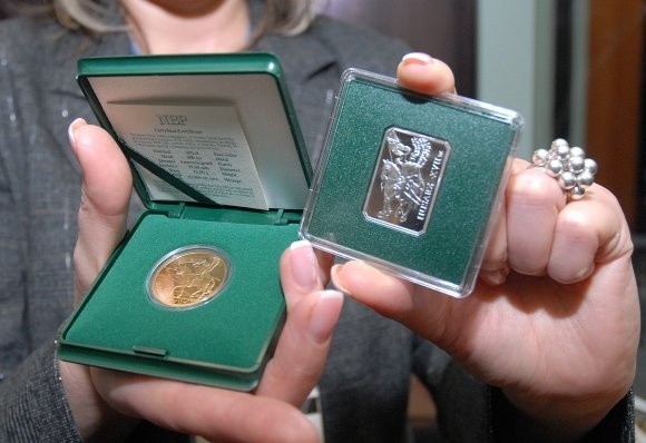 Złota moneta 200-złotowa kosztuje 1645 zł, za srebrną 10-złotówkę musimy zapłacić w banku 64 zł.