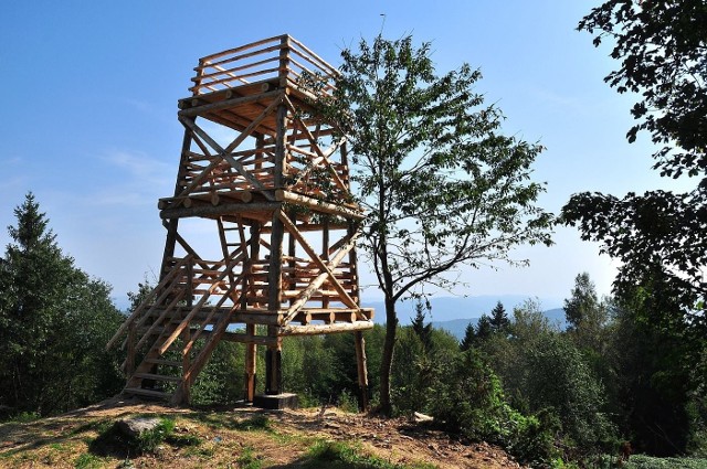 Korbania - punkt widokowy (894 m n. p. m.) Z wieży widokowej ulokowanej na szczycie Korbania w Bieszczadach Zachodnich można dostrzec Jezioro Solińskie, Tarnicę oraz Pasmo Borżawa na Ukrainie.