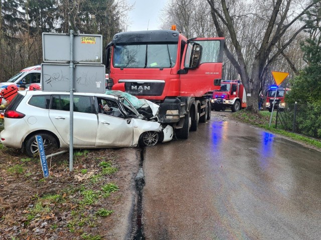 Groźny wypadek w Skotnikach w powiecie zgierskim. W wyniku zderzenia osobówki z samochodem ciężarowym ranny został mężczyzna.