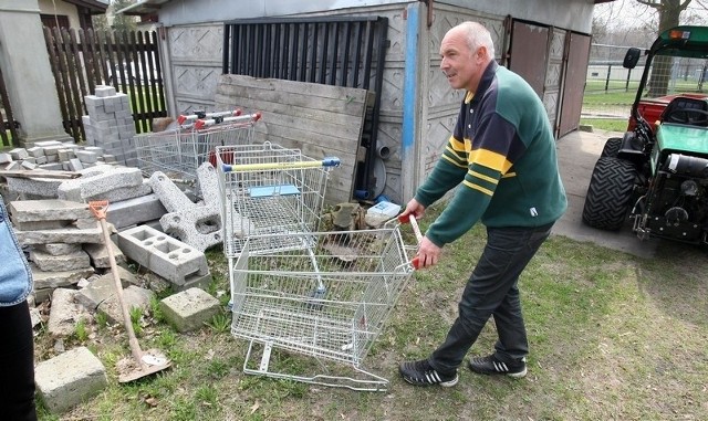 &#8211; To tylko część sklepowych wózków, które znaleźliśmy przy Stawach Jana tylko w tym roku &#8211; mówi Krzysztof Wesołowski.