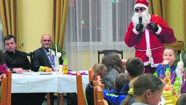 Mikołaj zawitał na spotkanie wigilijne dla dzieci w Skalbmierzu.