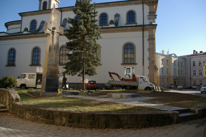 Pomnik Jana Pawła II stanął przy gorlickiej farze [ZDJĘCIA]