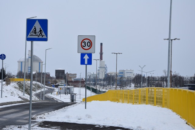 Parking przesiadkowy przy dworcu PKP w Nakle zasypany śniegiem. Kierowców na lekarstwo