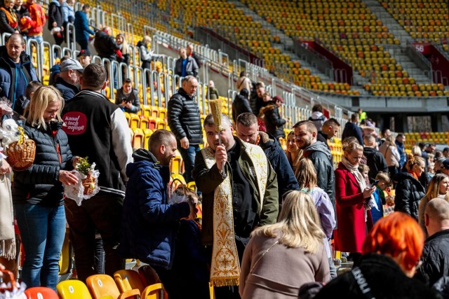 Święcenie pokarmów na stadionie w Białymstoku