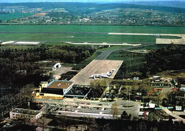 Pierwszy etap budowy międzynarodowego terminalu pasażerskiego w 1992 r.Funkcjonował wówczas jeszcze pawilon dworca lotniczego oddany do użytku w 1966 roku. W nowym budynku trwały prace wykończeniowe oraz zagospodarowywany był teren wokół terminalu.