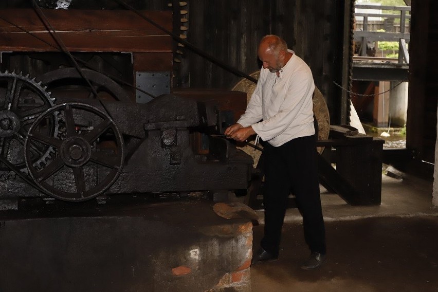 Kuźnice Koneckie 2022. Sobotnie zwiedzanie staropolskiej fabryki żelaza w klimacie słuchowiska „krew i żelazo”