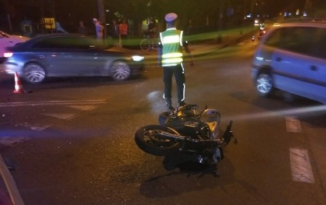 Wypadek w Czempiniu. Samochód osobowy zderzył się z motocyklem. Zobacz zdjęcia --->