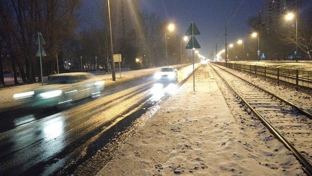 Jeszcze w nocy na poznańskie ulice wyjechał sprzęt służący do walki ze skutkami opadów śniegu