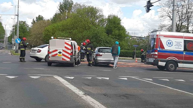 Kolizja na skrzyżowaniu Młyńska - Fałata w Koszalinie. Na jednym z głównych skrzyżowań w Koszalinie doszło do zderzenia dwóch aut osobowych.  Na skrzyżowaniu ul. Młyńska i Fałata w Koszalinie doszło do kolizji. - Na chwilę obecną wiemy, że kierowały dwie kobiety, że w jednym z samochodów jechało też dziecko i że nikt nie odniósł poważniejszych obrażeń - mówi Monika Kosiec, rzeczniczka Komendy Miejskiej Policji w Koszalinie.  (mas) 