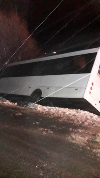 Mogilno wypadek. Bus kursowy wylądował w rowie. Osiem osób uwięzionych w środku pojazdu