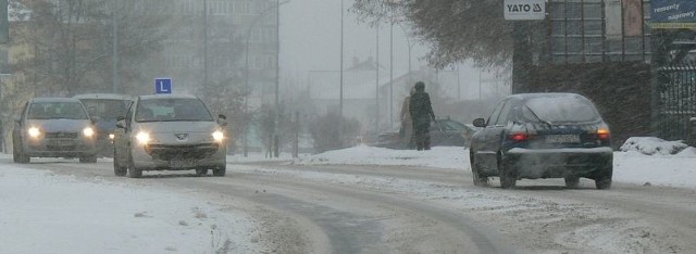 Wszystkie główne ulice Tarnobrzega w czwartek były w fatalnym stanie. Zima, jak zwykle, zaskoczyła drogowców.
