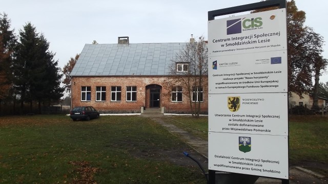CIS w Smołdzińskim Lesie funkcjonuje w budynku dawnej  szkoły podstawowej , który został przystosowany do nowych funkcji