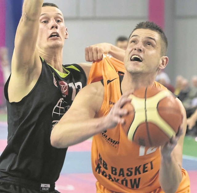 Kamil Kamecki (z prawej) grał przed laty w Wiśle, teraz występuje w R8 Basket