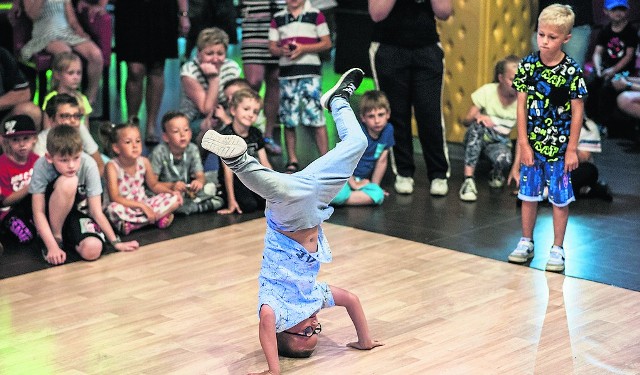 Nauka podstaw tańca break dance’a dla wszystkich chętnych i pokaz doświadczonych tancerzy to jedna z atrakcji charytatywnej imprezy NASA Breaks!, która odbędzie się w Jazzburgercafe