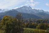 Zaśnieżone Tatry na tle zielonego jeszcze Zakopanego [ZDJĘCIA]