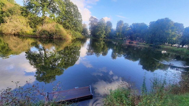 Jedna z ławek wylądowała w stawie, a druga została połamana.