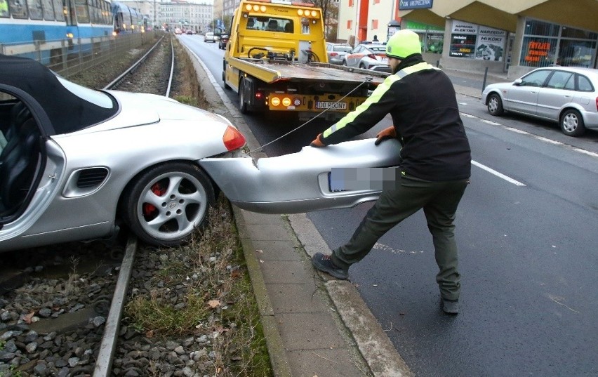 Kierowca porsche stracił panowanie nad autem, wpadł w...