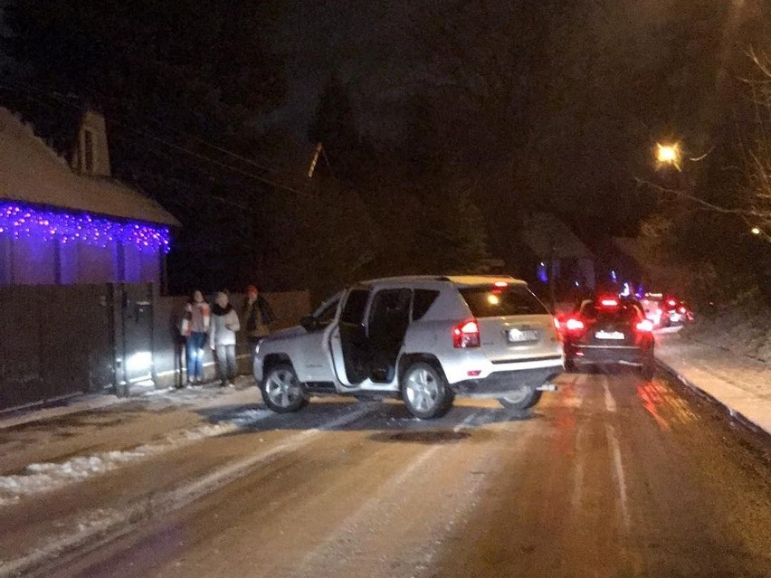 Powiat krakowski. Śnieżyca i ślizgawica na drogach. Na wielu traktach pojazdy stanęły, także autobusy MPK