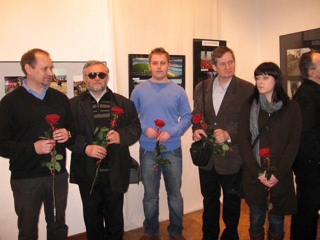 Każdy z autorów otrzymał symboliczny kwiatek, który później przekazali obecnym paniom: od lewej: Piotr , Jerzy , Jan, Arkadiusz i Teresa Kutkowscy.