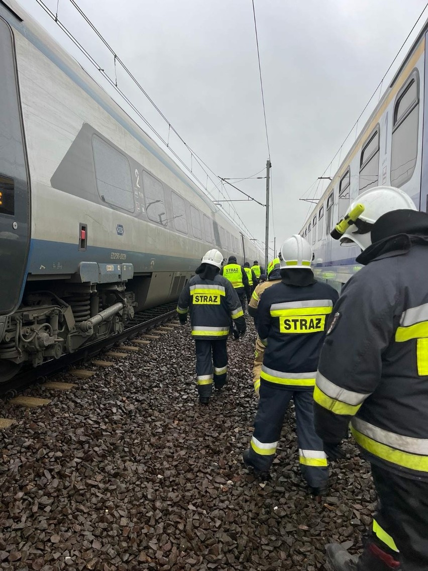 W Psarach doszło do awarii pociągu jadącego na Litwę. Strażacy pomogli w ewakuacji 120 pasażerów
