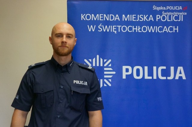Starszy sierżant Rafał Parduła, który od zeszłego roku jest dzielnicowym w dzielnicy Chropaczów