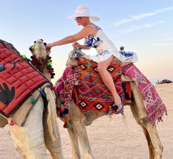 Pochodząca z Końskich aktorka Aldona Orman w szalonej wyprawie przez pustynię na wielbłądach. Zobaczcie zdjęcia