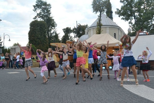 Tanecznym pokazem pożegnały wakacje dzieci ze Skaryszewa.