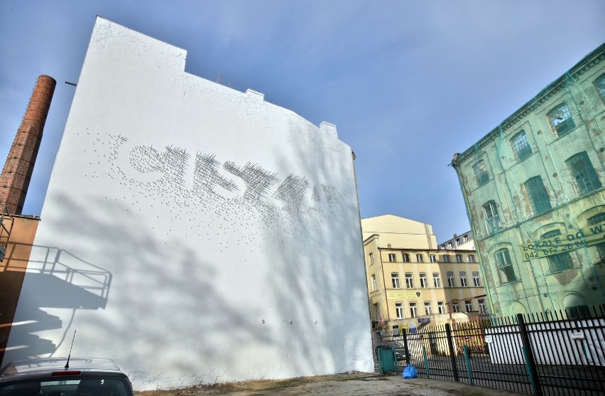 Na prętach „cisza” gra. Unikatowy mural na Wólczańskiej [ZDJĘCIA]