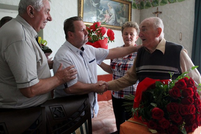Aleksandra Bochenka, w dniu setnych urodzin, odwiedził burmistrz Augustyn Ormanty wraz z przedstawicielami rady miejskiej i magistratu.