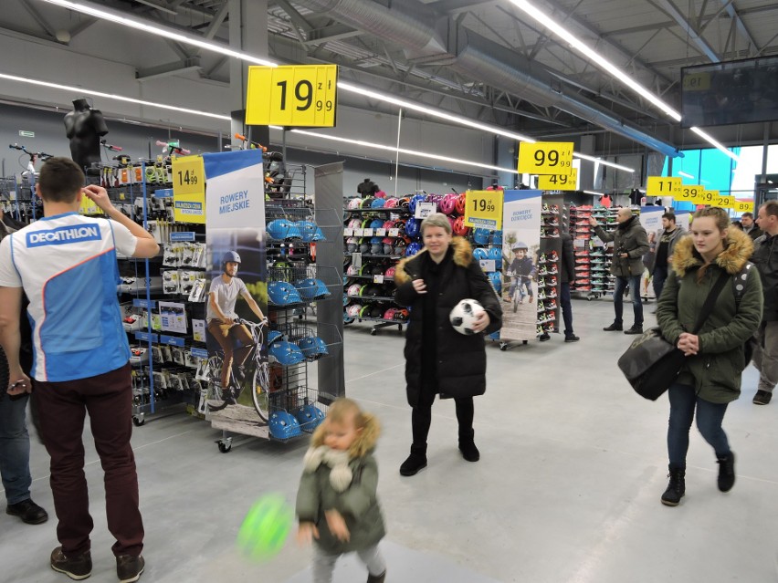 Otwarcie Bursztynowa Park w Ostrołęce: tak wyglądają sklepy Decathlon, Media Markt, Smyk, Jysk, Komfort i Komfort Łazienki [ZDJĘCIA+WIDEO]