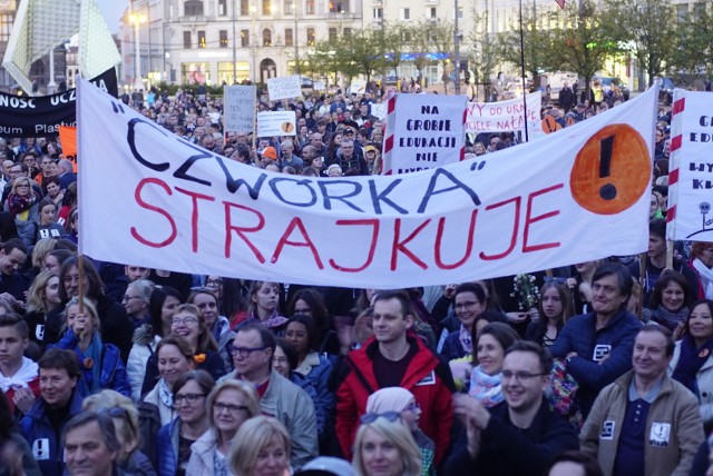 Setki osób pojawiły się w środę wieczorem na poznańskim placu Wolności na drugim Łańcuchu Światła popierającym strajk nauczycieli. Wśród obecnych byli zarówno nauczyciele jak i uczniowie.