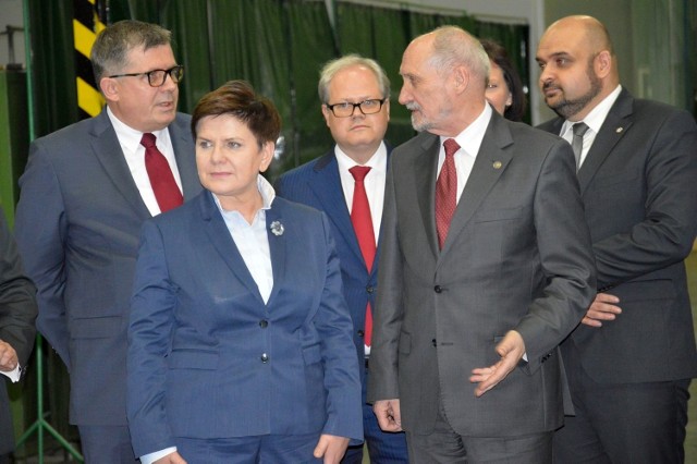 Prezes HSE Bernard Cichocki (w okularach) zachwala Hutę podczass wizyty w zakładzie premier Beaty Szydło i ministra obrony narodowej Antoniego Macierewicza.