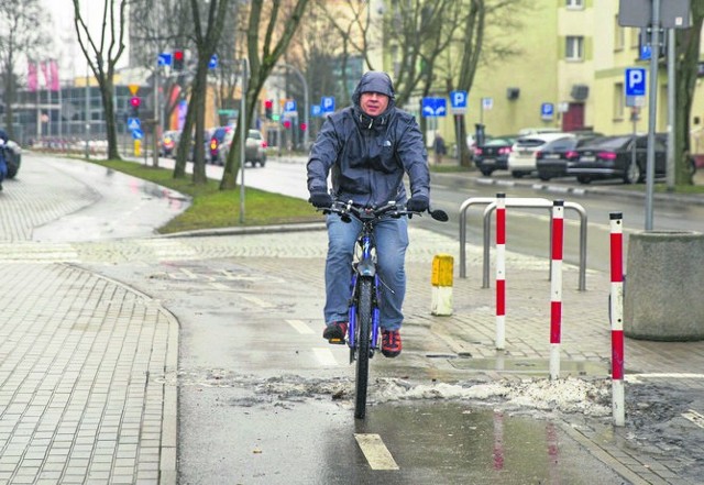 Bartosz Czarniecki z Rowerowego Białegostoku uważa, że ścieżka rowerowa jest częścią drogi i trzeba ją odśnieżać