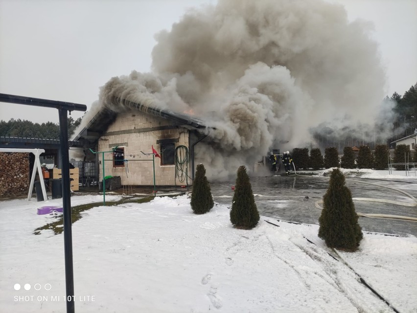 Pożar budynku garażowego w Ociece koło Ropczyc. Ogień gasiło osiem zastępów straży pożarnej [ZDJĘCIA]