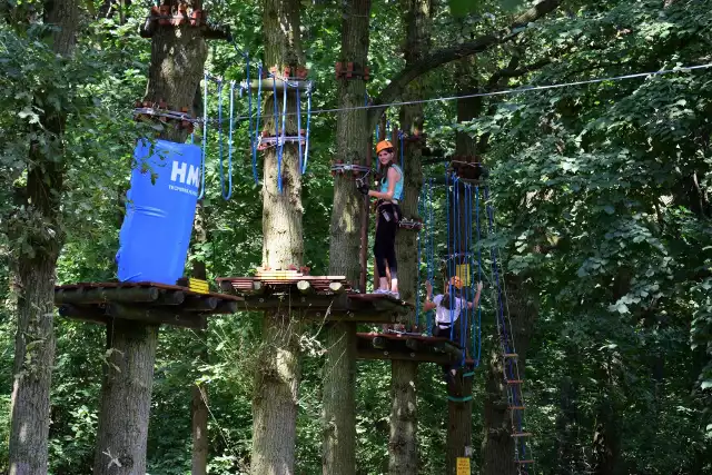 Park Linowy w inowrocławskich Solankach przeszedł renowację i znów jest czynny. Dziś po raz pierwszy można było skorzystać ze wspinaczkowych atrakcji. Bilety w zależności od stopnia trudności trasy kosztują od 15 do 17 złotych dla dzieci do 18 roku życia oraz od 20 do 22 złotych - dla dorosłych. Możliwość przejścia wszystkich tras kosztuje 35 złotych dla dzieci i młodzieży oraz 50 złotych - dla dorosłych.Trasę można również przejść z instruktorem. To koszt 20 złotych.Uwaga. Dziś i jutro bilety są o połowę tańsze. Do końca lipca udzielany będzie 5-procentowy rabat. Park Linowy czynny jest od wtorku do niedzieli w godzinach od 12 do 18.W Parku Linowym respektowana jest również Karta Inowrocławianina która upoważnia do 10-procentowej zniżki. Prezydent Inowrocławia Ryszard Brejza osobiście przetestował Park Linowy po modernizacji. Zobaczcie: