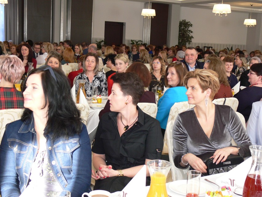 Prawie 300 pań bawiło się na zaproszenie sandomierskiego starosty w Dworze Dwikozy z okazji Dnia Kobiet  