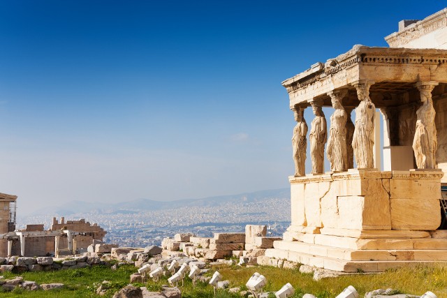 Widok na Ateny spod Erechtejonu, świątyni wniesionej na cześć herosa Erechteusza. Słynne kariatydy - unikalne kolumny w kształcie kobiecych postaci - wspierają portyk z fryzem.