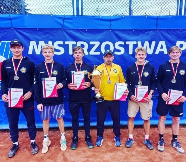 We wrześniu 2021 roku Adam Majchrzak został drużynowym mistrzem Polski. Oto mistrzowie Polski z MKT Łódź (od lewej): Adam Majchrzak, Jakub Solarski, Lech Gontar, trener przygotowania fizycznego Tomasz Ścibor, Olaf Pieczkowski, Aleksander Orlikowski.