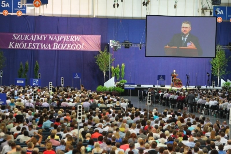 Kongres świadków Jehowy w Poznaniu: Tysiące wiernych na MTP